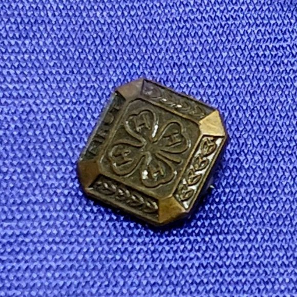 4-H First Year Award Lapel Brass Pin Clover Design & Gold-Tone Patina Finish VTG - Picture 2 of 6